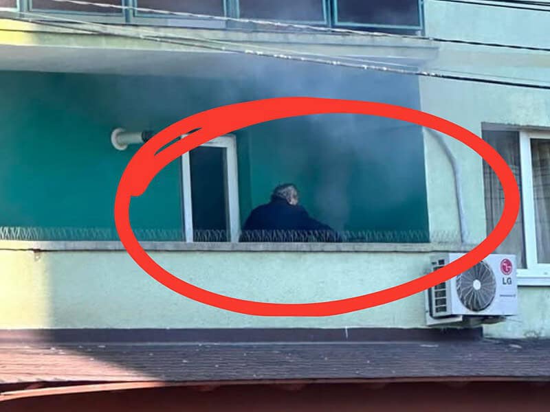 Grătar pe balcon într-un bloc de pe Mihai Viteazu. Martor: ,,Era fum si funingine peste tot” (video)