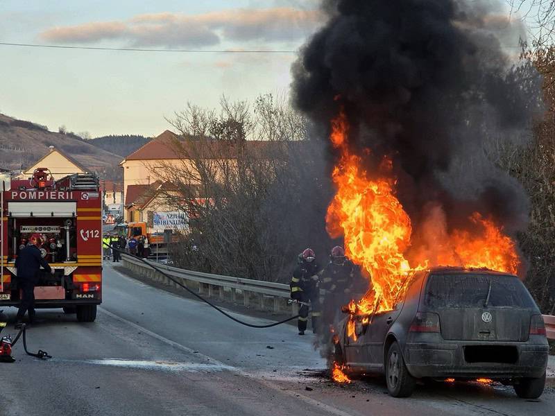 Mașină în flăcări pe DN14 la Slimnic (foto)