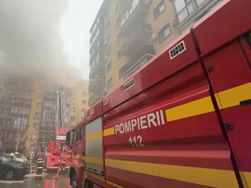 Panică pentru locatarii dintr-un bloc de lângă București. Imobilul a luat foc (video)