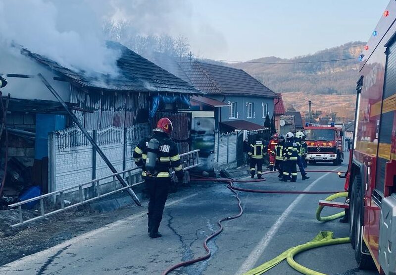 Zeci de incendii la Sibiu și în județ. Două mașini distruse, mai multe case afectate și un tomberon incendiat (foto)