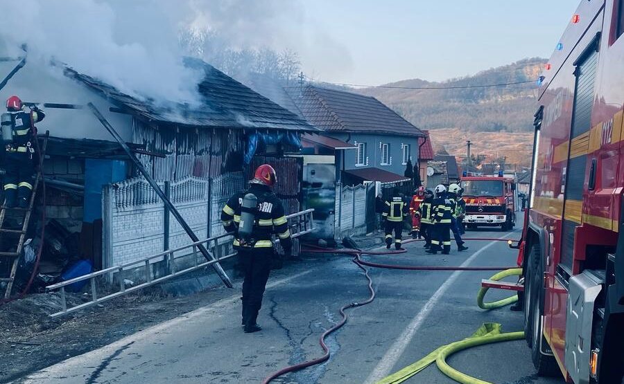 Zeci de incendii la Sibiu și în județ. Două mașini distruse, mai multe case afectate și un tomberon incendiat (foto)