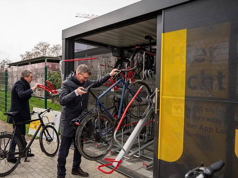 Parcări securizate pentru biciclete în 3 cartiere ale Sibiului (video)