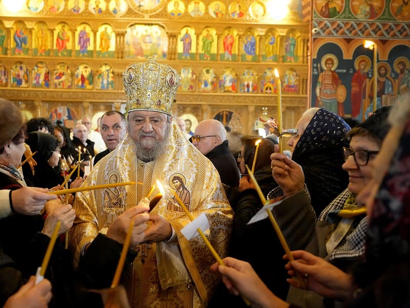 Noul locaş de cult din Viile Sibiului a fost sfințit. Mitropolitul Ardealului a săvârșit târnosirea bisericii (foto video)