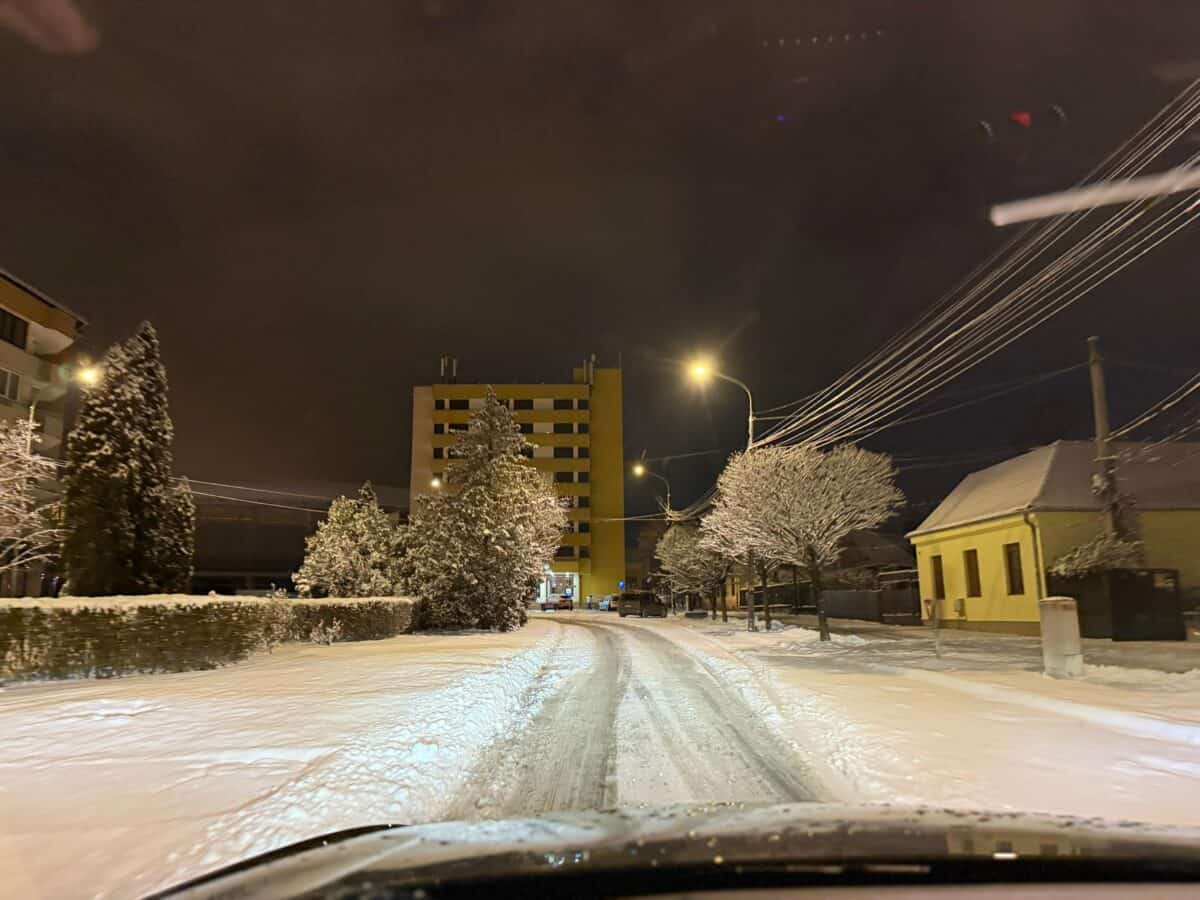 Trafic în condiții de iarnă pe drumurile din țară. Centrul Info Trafic: Sibiu, carosabil parțial acoperit cu zăpadă (video)