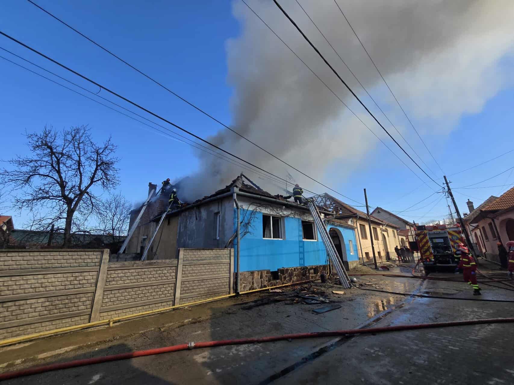 Incendiul devastator de la Racovița: două case și patru anexe grav afectate (foto)