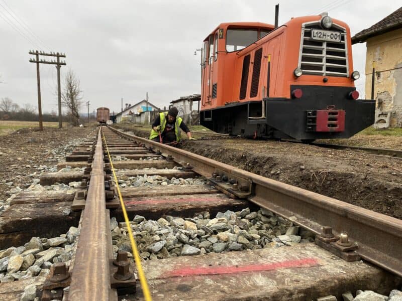 Voluntarii au schimbat aproape 100 de metri de cale ferată la mocănița de pe Valea Hârtibaciului. Toate lucrările s-au făcut manual (foto)