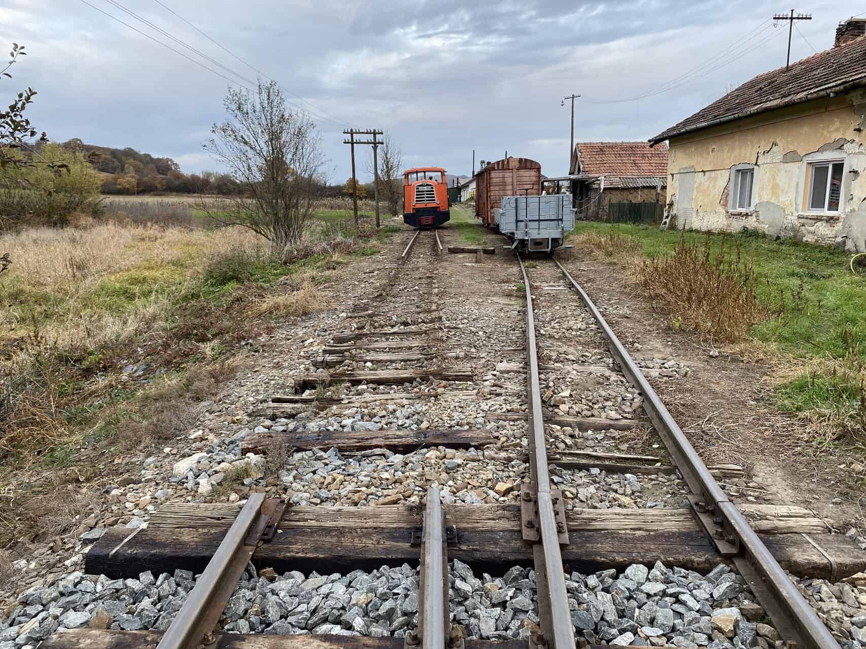 Voluntarii au schimbat aproape 100 de metri de cale ferată la mocănița de pe Valea Hârtibaciului. Toate lucrările s-au făcut manual (foto)