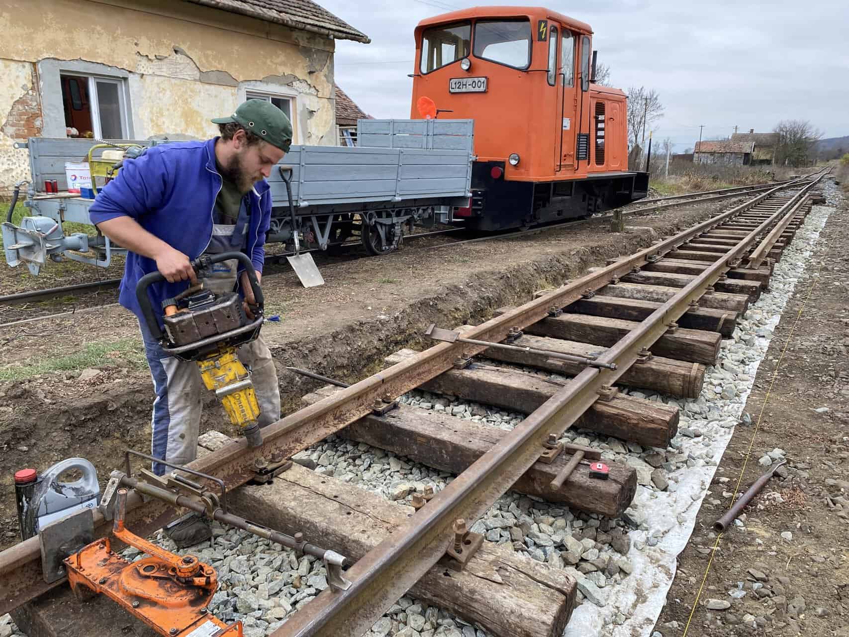 Voluntarii au schimbat aproape 100 de metri de cale ferată la mocănița de pe Valea Hârtibaciului. Toate lucrările s-au făcut manual (foto)