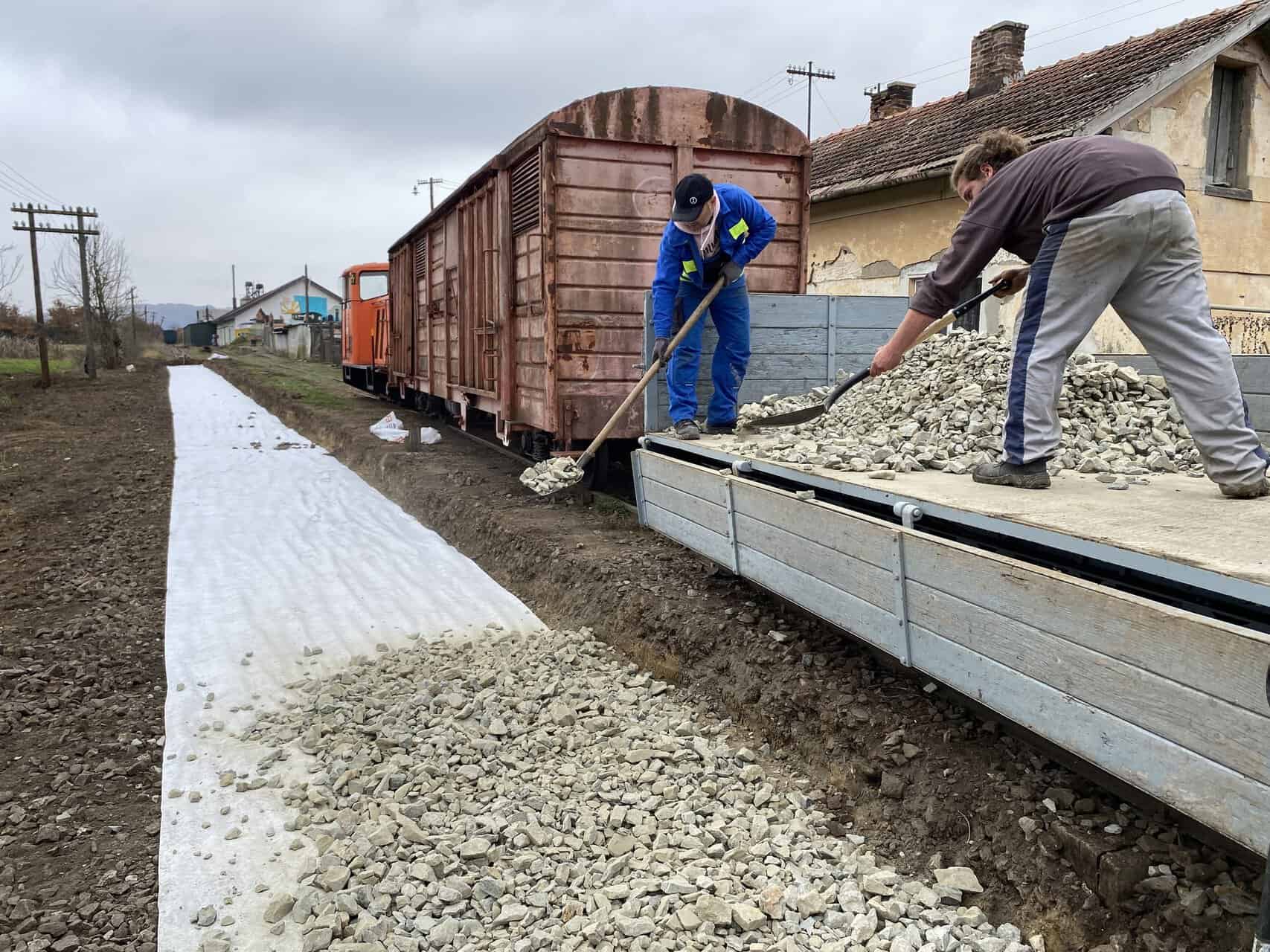 Voluntarii au schimbat aproape 100 de metri de cale ferată la mocănița de pe Valea Hârtibaciului. Toate lucrările s-au făcut manual (foto)