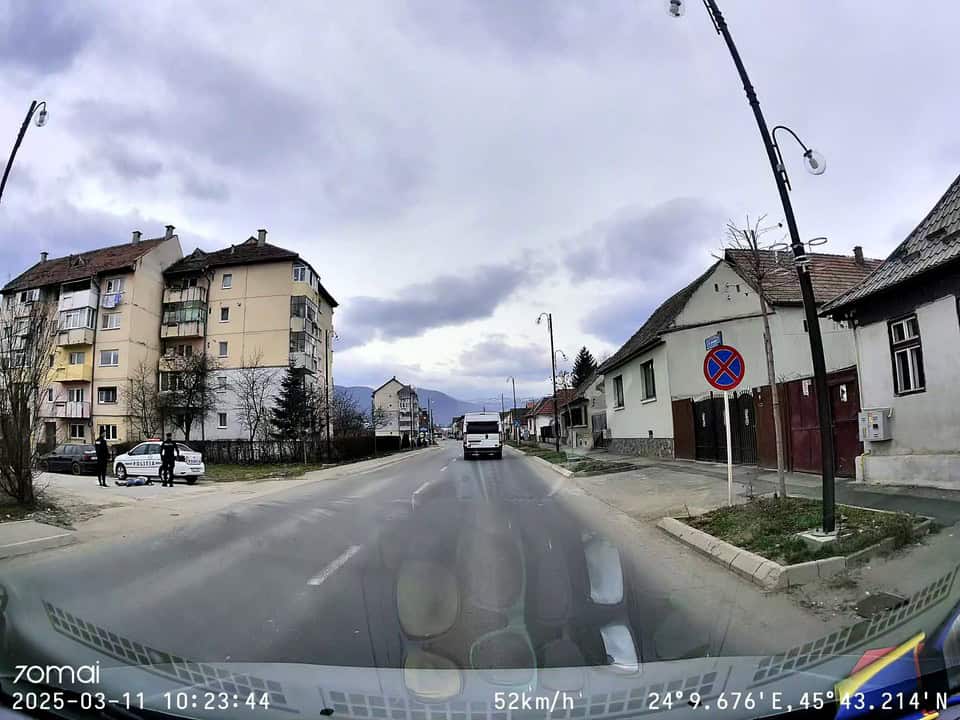 Panică pe o stradă din Cisnădie. Bărbat găsit leșinat în mijlocul drumului (foto)