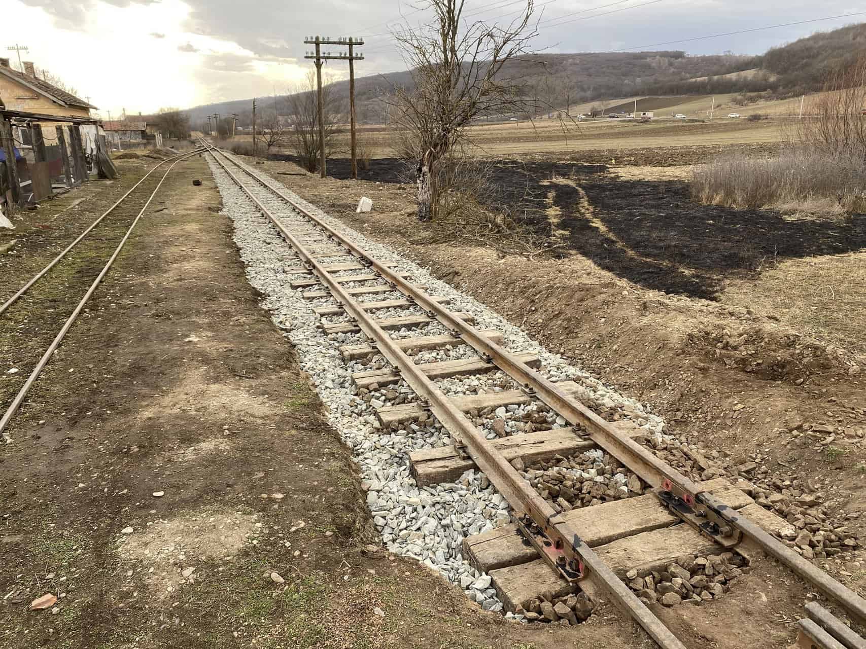 Voluntarii au schimbat aproape 100 de metri de cale ferată la mocănița de pe Valea Hârtibaciului. Toate lucrările s-au făcut manual (foto)