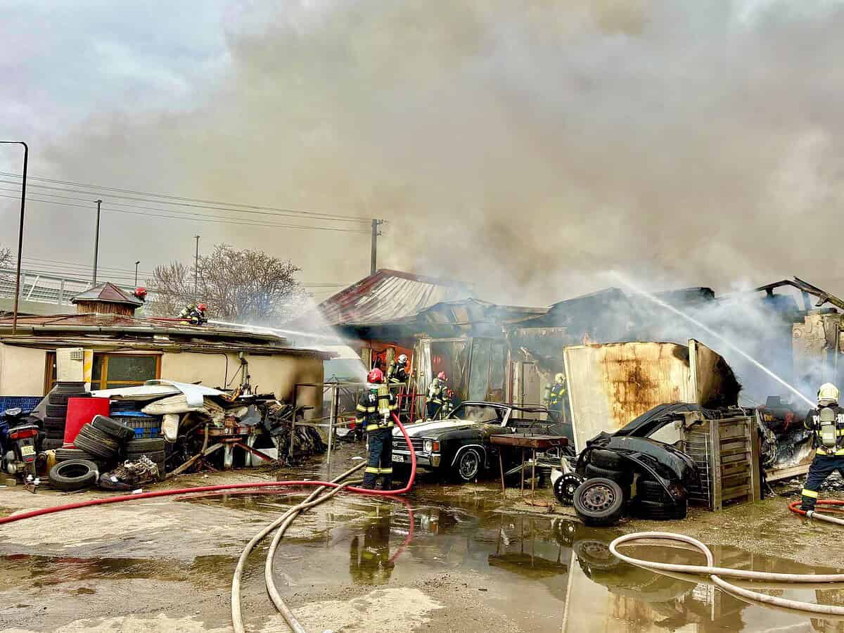 Bilanțul incendiului devastator de lângă Podul Gării: Hala, 5 mașini și 4 motociclete distruse în totalitate (video foto)