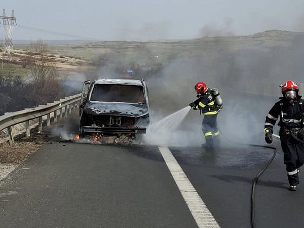 Incendiu pe autostradă în apropiere de Sibiu. Un autoturism mistuit de flăcări și a luat foc și câmpul din apropiere (foto)