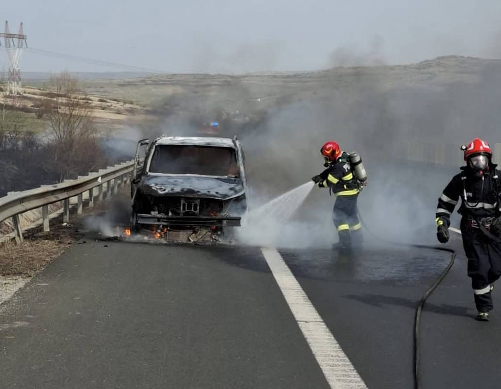 Incendiu pe autostradă în apropiere de Sibiu. Un autoturism mistuit de flăcări și a luat foc și câmpul din apropiere (foto)