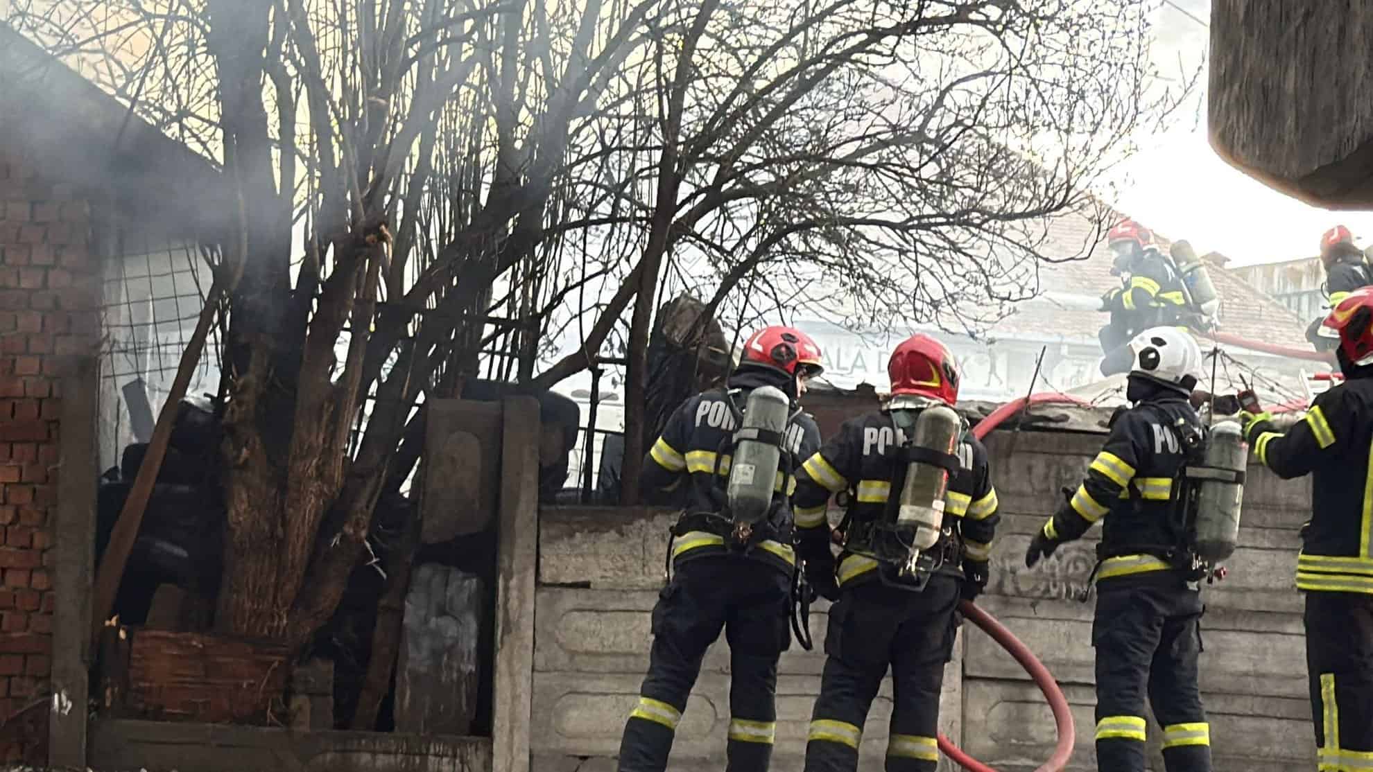 Mobilizare impresionantă de forțe la incendiul din Lazaret. Locatarii dintr-un bloc, evacuați de urgență (video, foto)