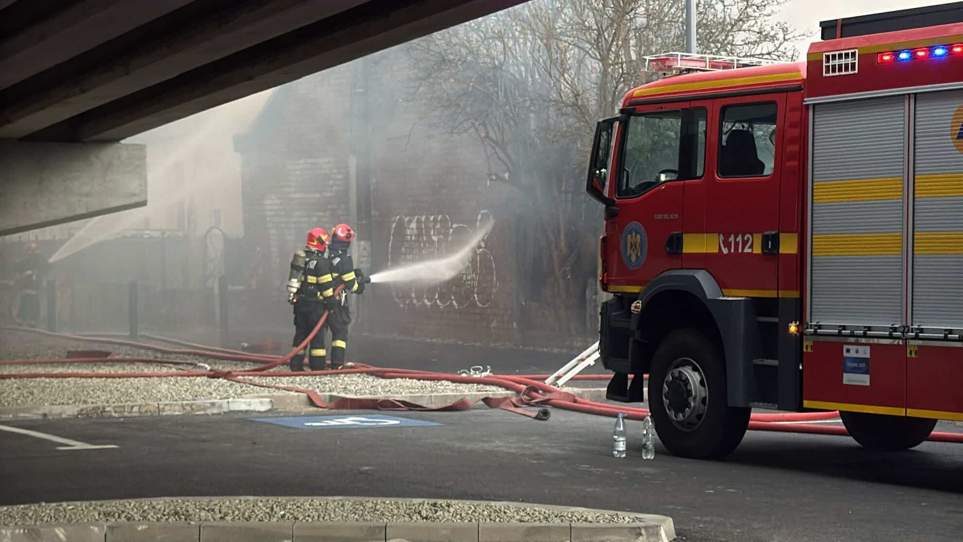 Mobilizare impresionantă de forțe la incendiul din Lazaret. Locatarii dintr-un bloc, evacuați de urgență (video, foto)