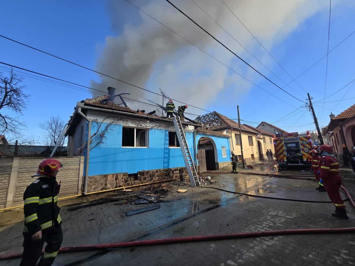 Incendiul devastator de la Racovița: două case și patru anexe grav afectate (foto)