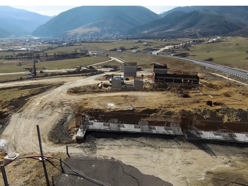 Noi imagini de pe lotul 2 al autostrăzii Sibiu-Pitești. Se lucrează de zor (video)