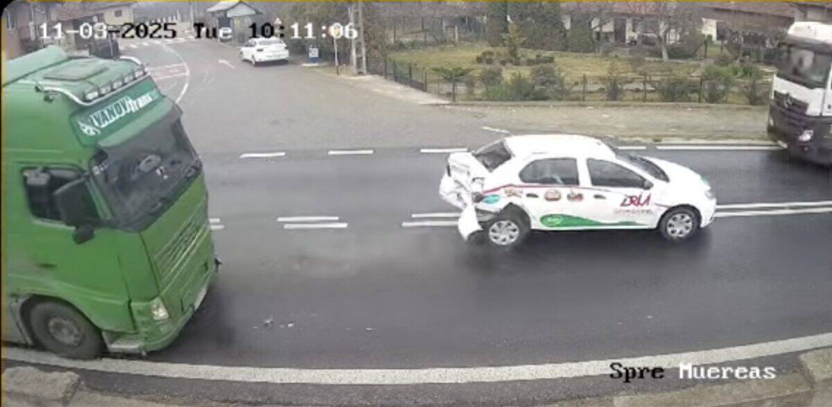 Accident pe DN7 între Rm. Vâlcea și Sibiu. Logan lovit de un TIR (video)