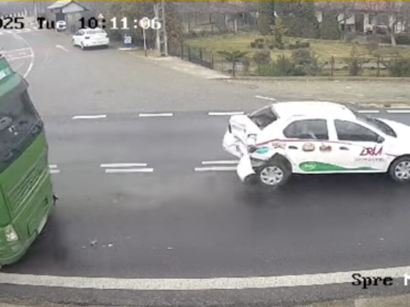 Accident pe DN7 între Rm. Vâlcea și Sibiu. Logan lovit de un TIR (video)