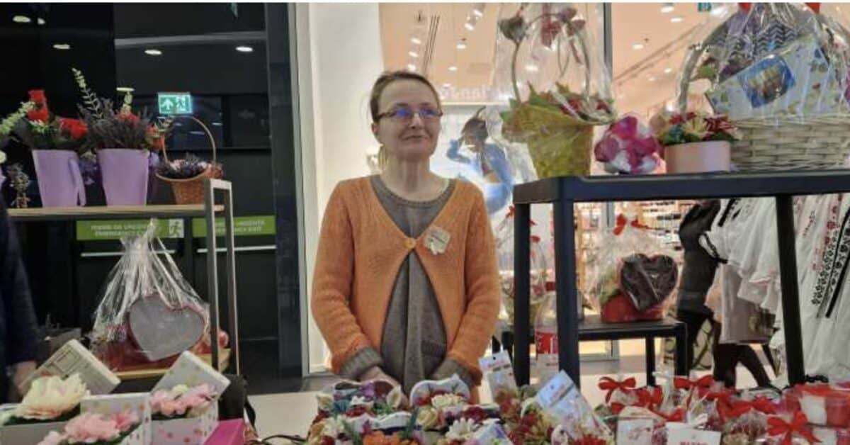 Transformă foile de porumb în opere de artă. Laura și-a făcut un atelier unic la Rășinari (foto)