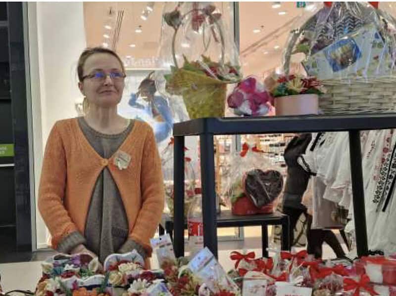 Transformă foile de porumb în opere de artă. Laura și-a făcut un atelier unic la Rășinari (foto)