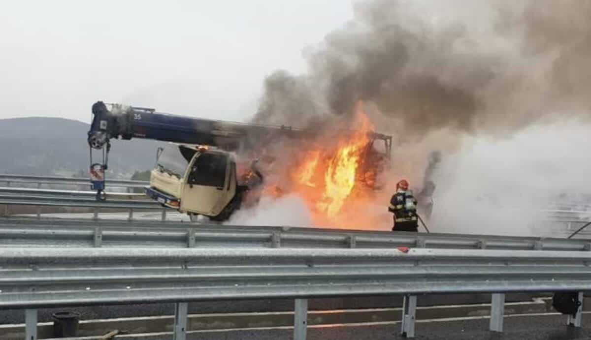 Incendiu pe șantierul autostrăzii Sibiu - Pitești (foto)