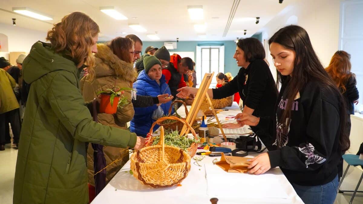 Aglomeraţie la Târgul „Semințe cu Suflet”. Vremea capricioasă nu a stins pasiunea sibienilor pentru grădinărit (foto, video)