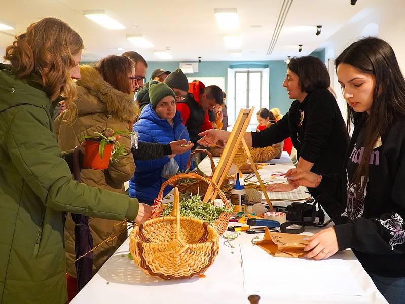 Aglomeraţie la Târgul „Semințe cu Suflet”. Vremea capricioasă nu a stins pasiunea sibienilor pentru grădinărit (foto, video)