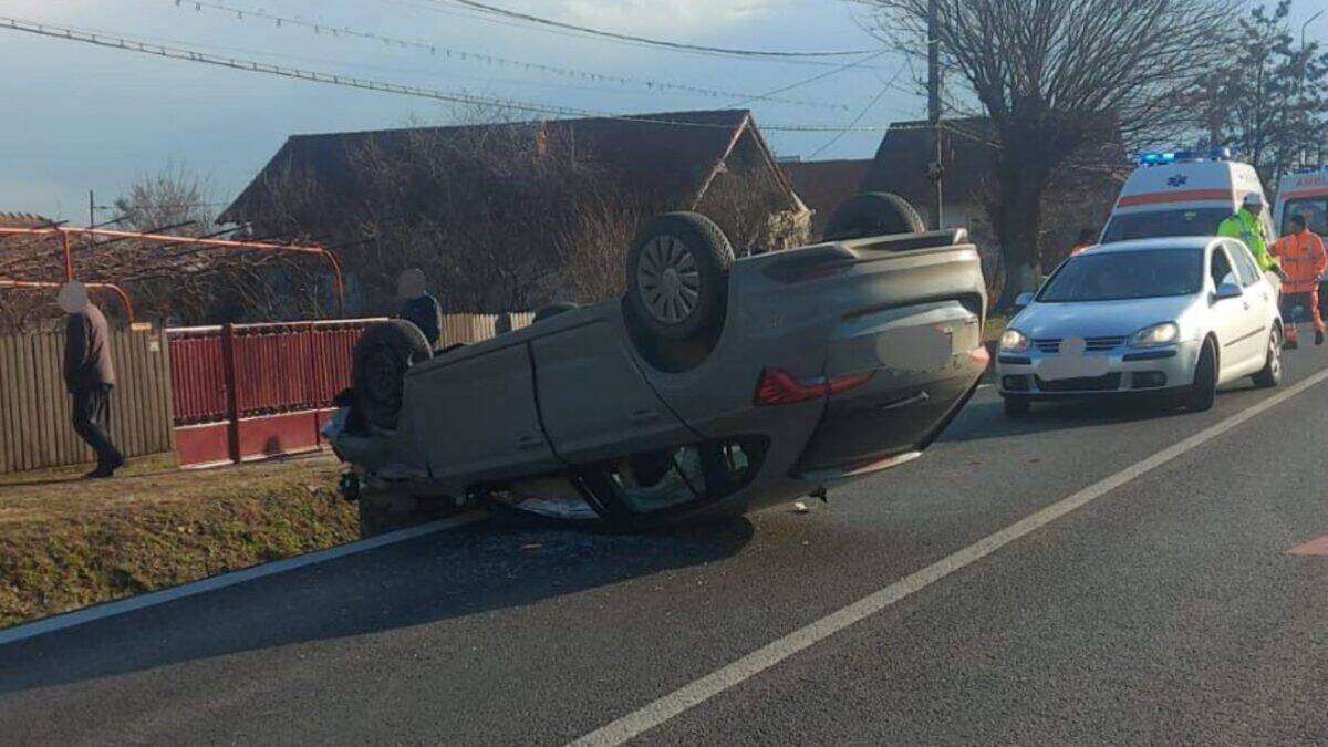 Mașină răsturnată pe DN7 între Sibiu și Râmnicu Vâlcea. O șoferiță rănită