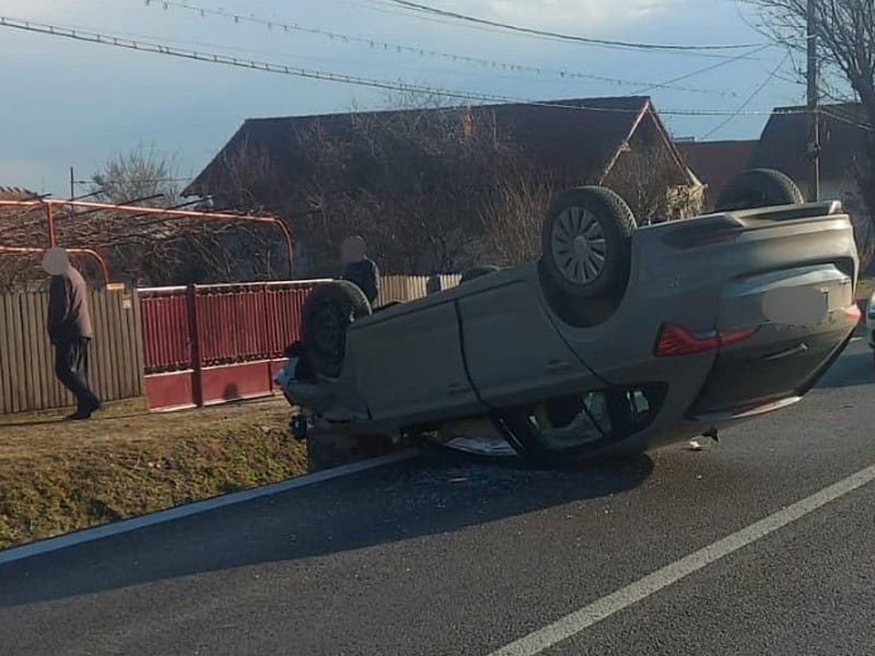 Mașină răsturnată pe DN7 între Sibiu și Râmnicu Vâlcea. O șoferiță rănită