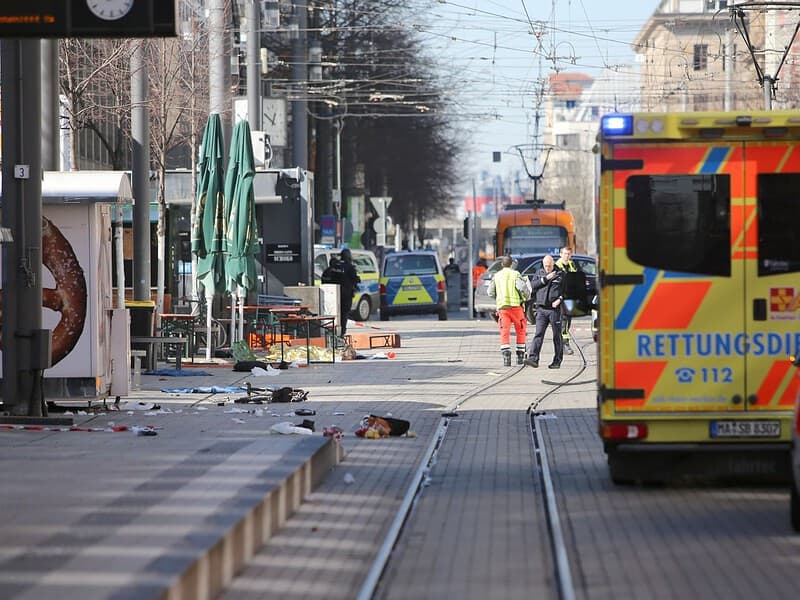 Panică în Germania. Cel puțin 2 morți după ce o mașină a lovit mai mulți oameni (update)