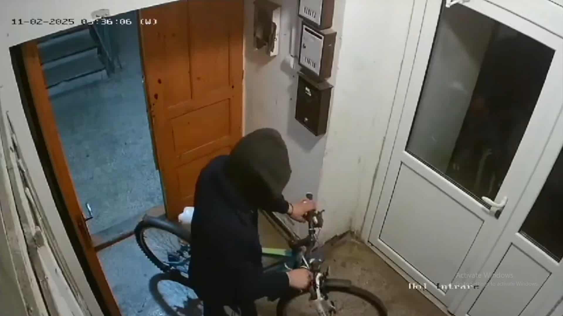 Bicicletă furată dintr-o scară de bloc din Sibiu. Victima: ,,Hoțul a acționat relaxat” (foto, video)