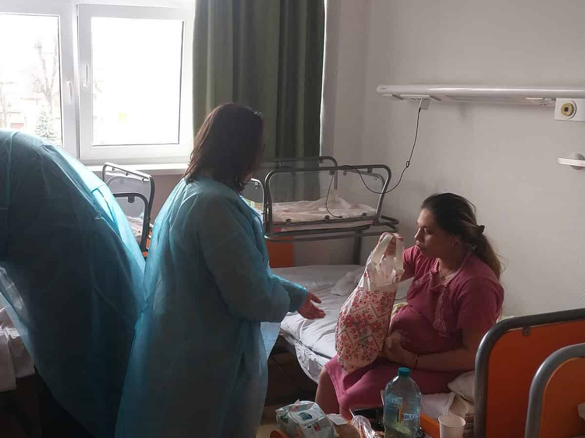 arhiepiscopia sibiului a oferit o mică atenție și daruri mămicilor de la maternitatea sibiu (foto)