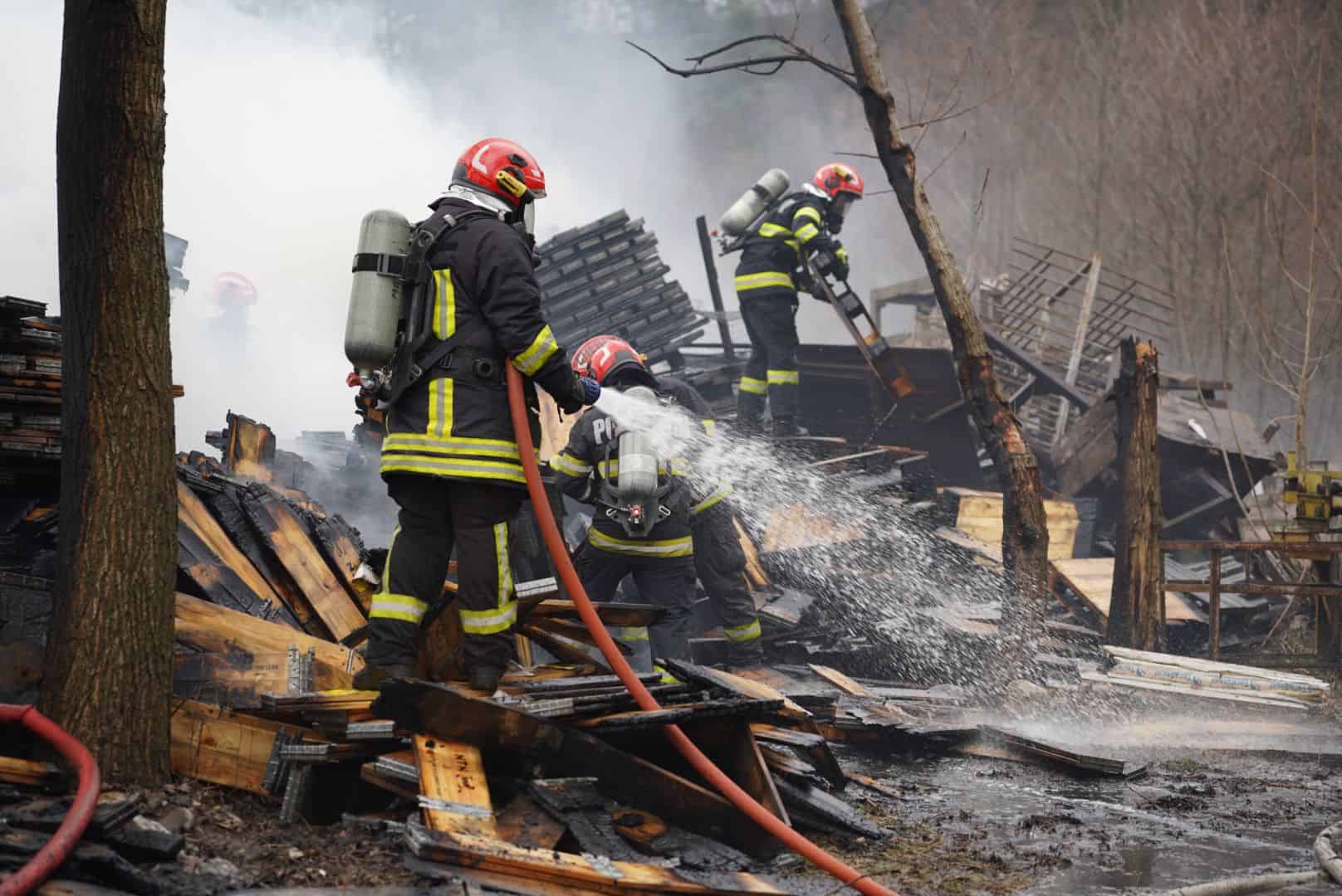 Incendiu la o hală cu lemne din Tălmaciu. Intervin 5 echipaje de pompieri