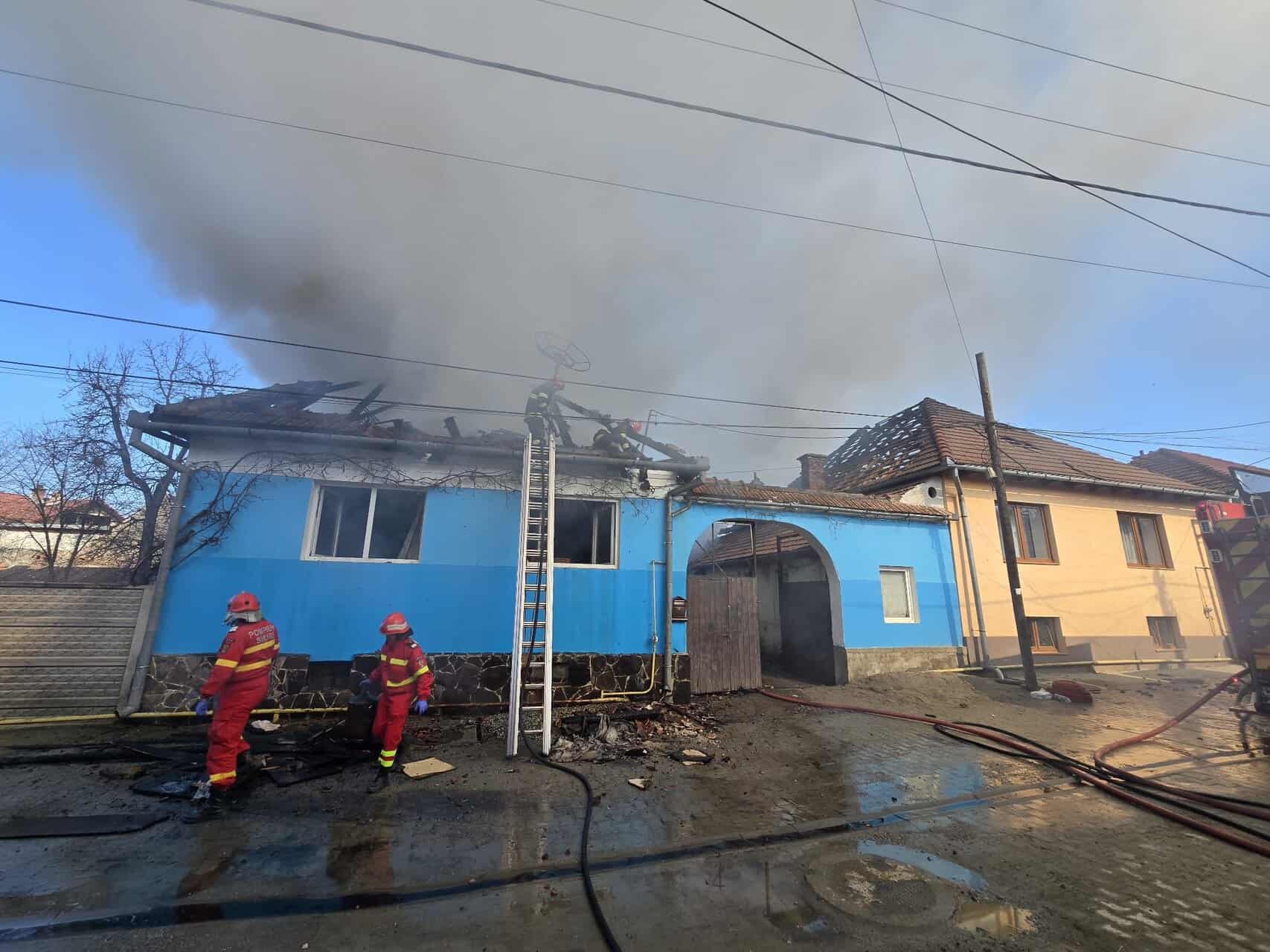 Incendiul devastator de la Racovița: două case și patru anexe grav afectate (foto)