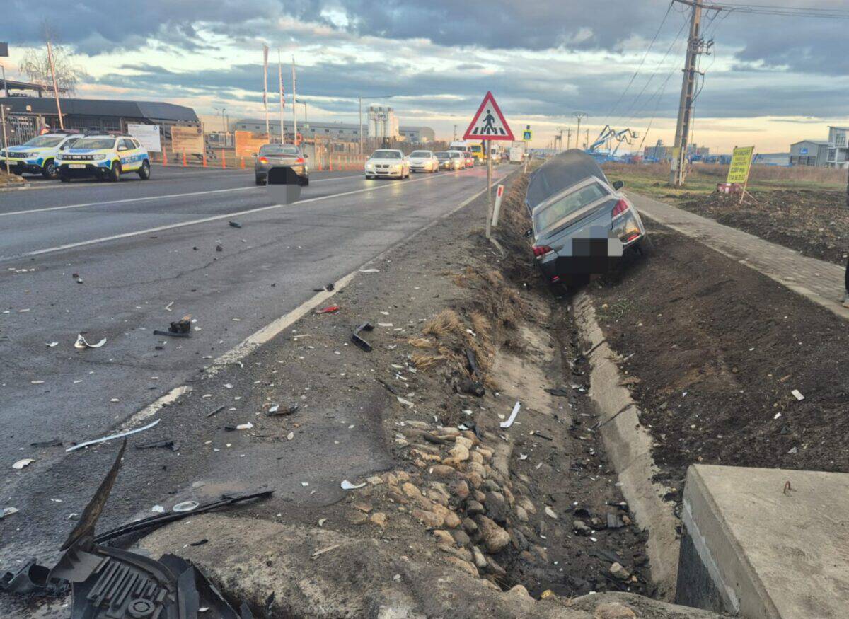 Două mașini s-au ciocnit într-o intersecție periculoasă din Sibiu. Trei femei rănite