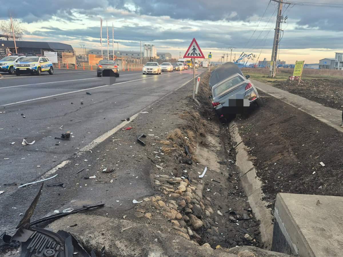 Două mașini s-au ciocnit într-o intersecție periculoasă din Sibiu. Trei femei rănite