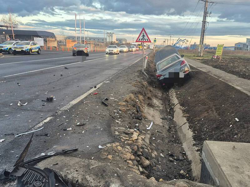 Două mașini s-au ciocnit într-o intersecție periculoasă din Sibiu. Trei femei rănite