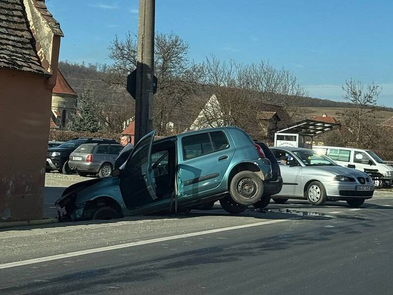 Mașină bușită serios într-un accident pe DN1 la Bradu (video)