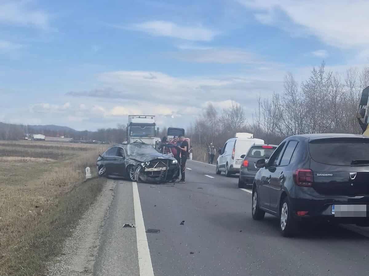 Accident grav pe DN1 la Porumbacu de Jos. Un tânăr de 20 de ani rănit