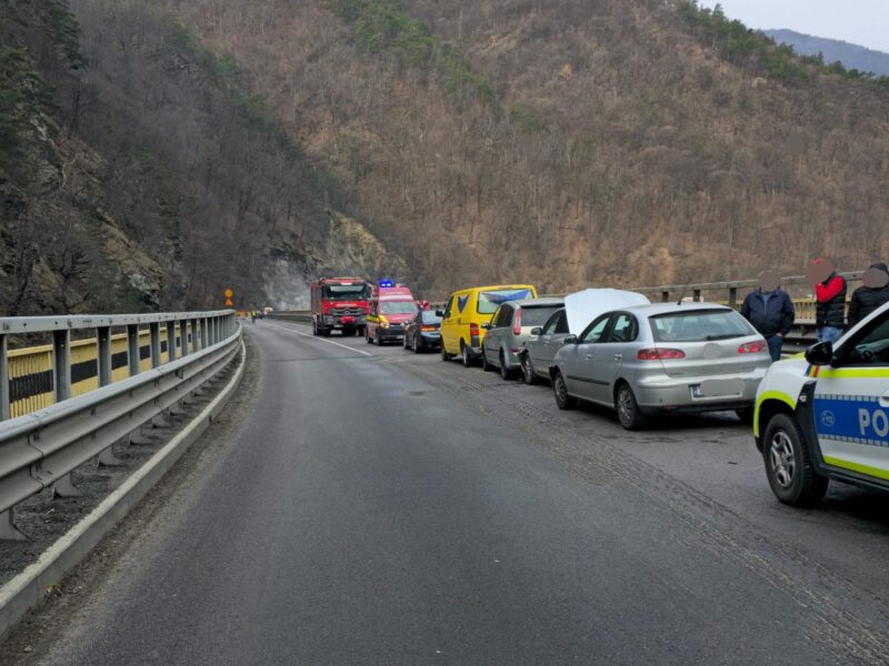 Accident cu 5 mașini pe Valea Oltului. Trafic blocat între Rm. Vâlcea și Sibiu (foto)