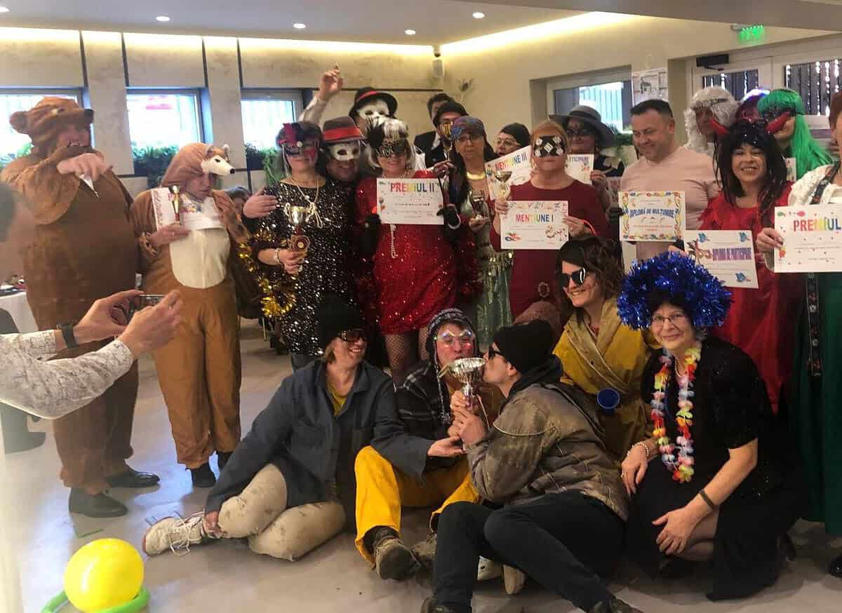 Tradiționalul Carnaval din Cisnădie cu măști, culoare și voie bună: „Ursul și vulpea păcălită” au cucerit juriul