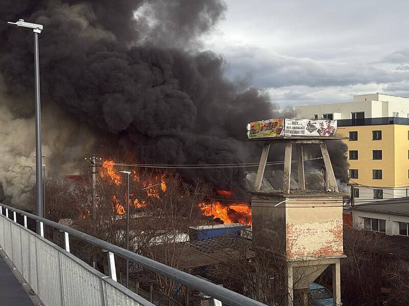 Incendiu puternic în zona Podului Gării din Sibiu. Fumul negru, văzut din depărtare (video, foto)