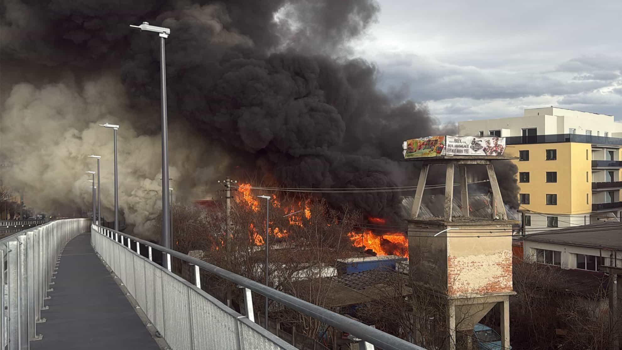 Circulație închisă pe Podul Gării din Sibiu din cauza incendiului din Lazaret (video, foto)