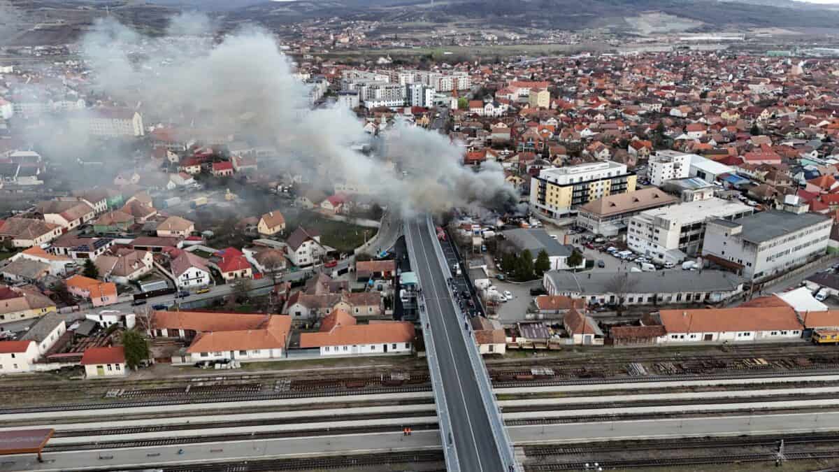 Incendiul puternic din Lazaret a izbucnit la o vopsitorie auto. Mai multe mașini s-au făcut scrum (video, foto)