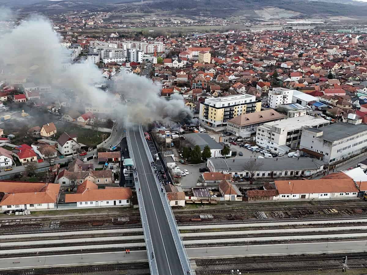 Incendiul puternic din Lazaret a izbucnit la o vopsitorie auto. Mai multe mașini s-au făcut scrum (video, foto)