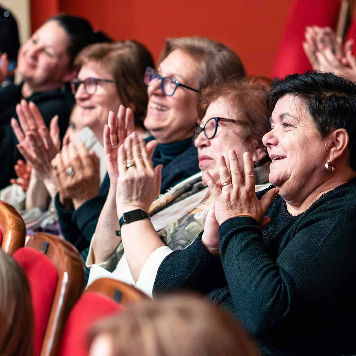Weekend cu iz de răsfăț pentru femei la Sibiu. Recital de excepție la Filarmonică, iar pe Municipal vine Rapid