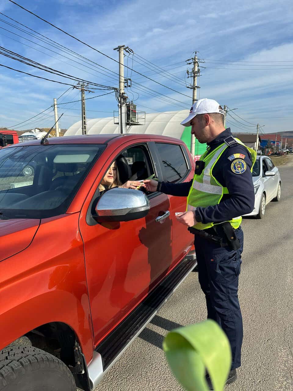 Polițiștii sibieni au oprit șoferițele și le-au “amendat” cu flori de 8 martie (foto)