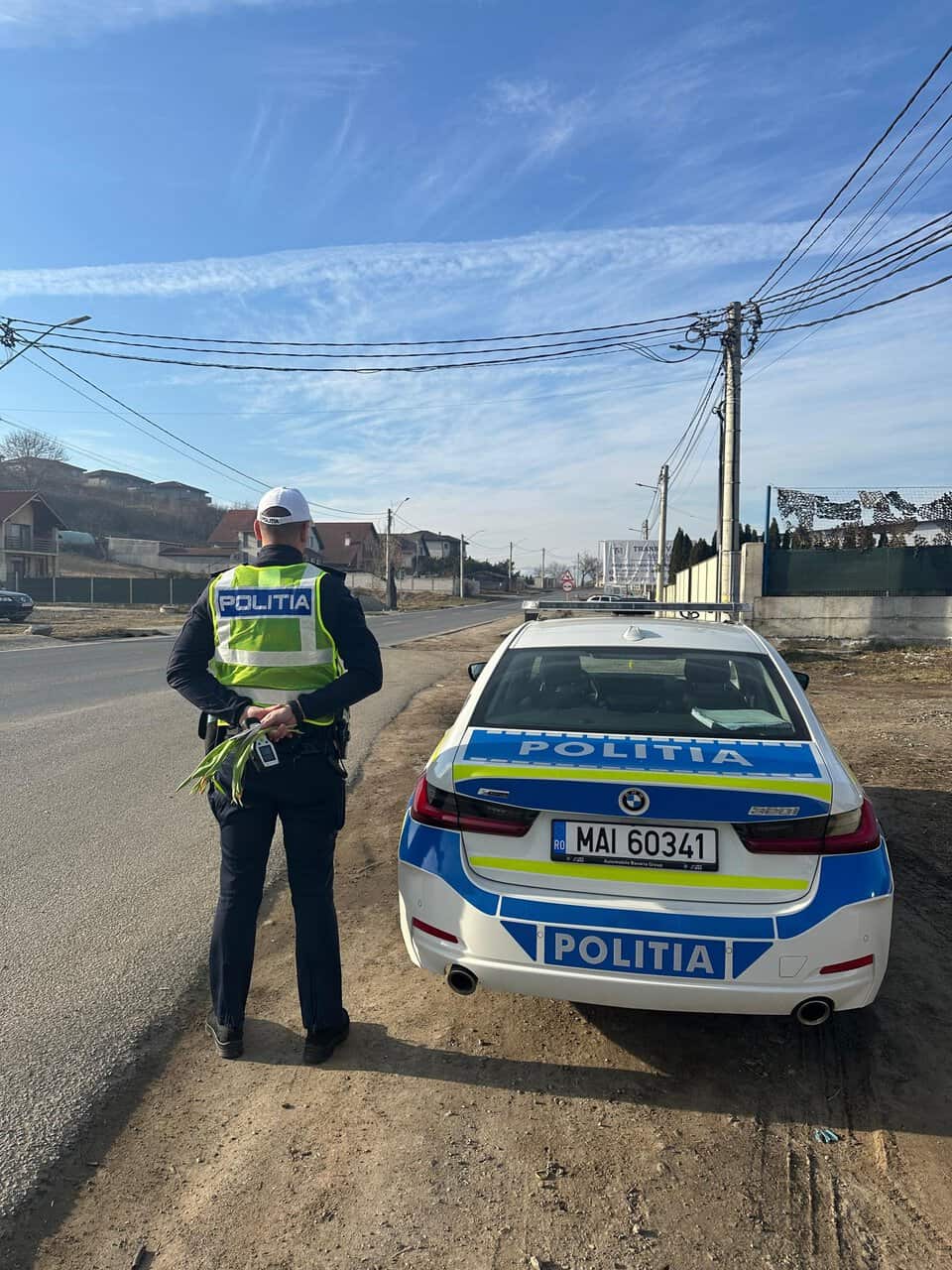 Polițiștii sibieni au oprit șoferițele și le-au “amendat” cu flori de 8 martie (foto)